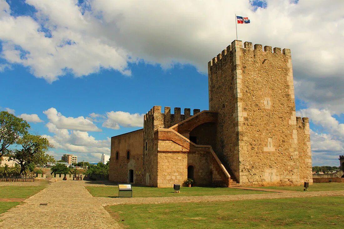 Форт время работы. Крепость Осама в Санто-Доминго. Озама (крепость, Доминикана). • Башня торе дель Оменахе. Крепость энигёль.