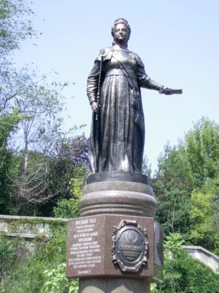 Памятники монархам. Памятники монархам. Памятники народным героям в россии. Памятник екатерине великой в севастополе. Франсуа жирардонбюст людовиека.