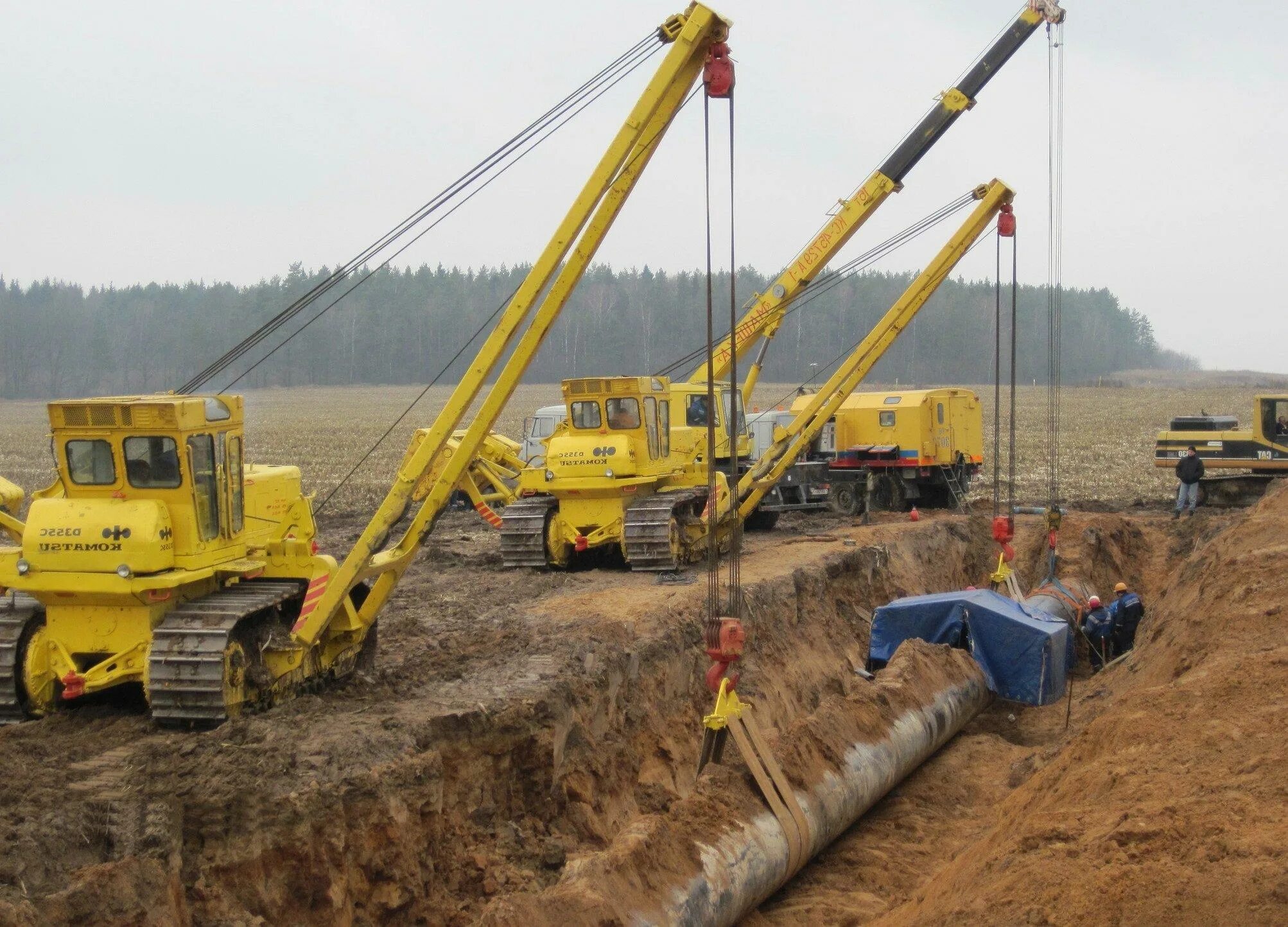 Демонтаж трубопровода. Укладка трубы трубоукладчиками. Демонтаж газопровода. Трубоукладчик газопровода.