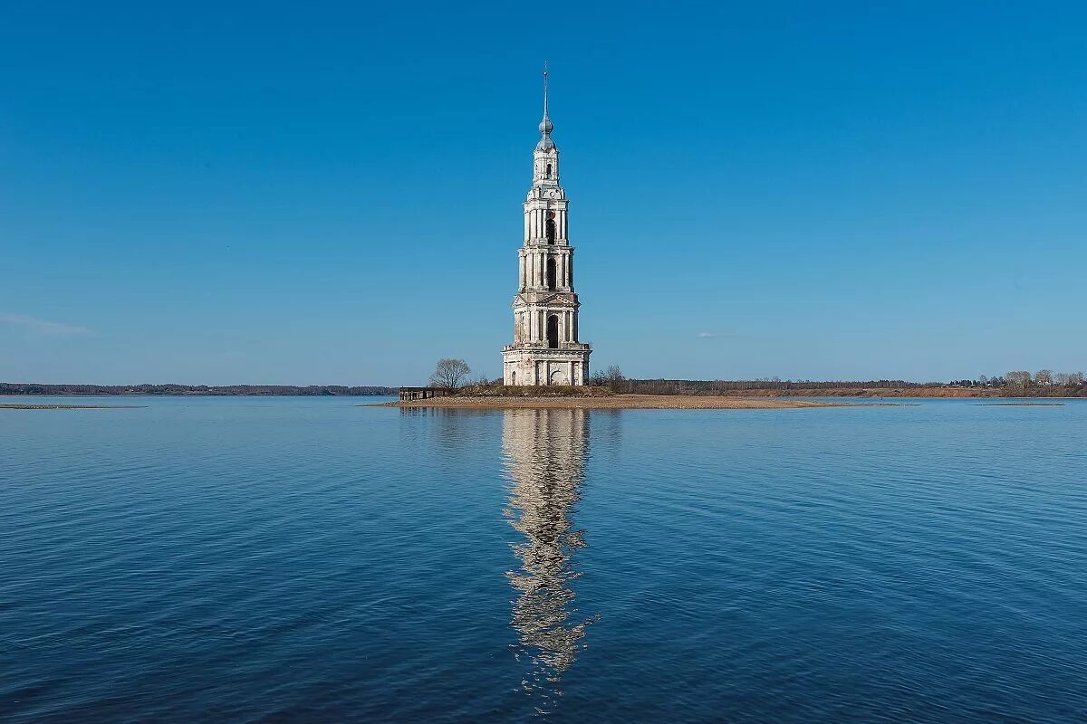 Волга рыбинское водохранилище. Калязинская колокольня Калязин. Калязинская колокольня водохранилище. Калязин храм на воде. Колокольня Рыбинское водохранилище.