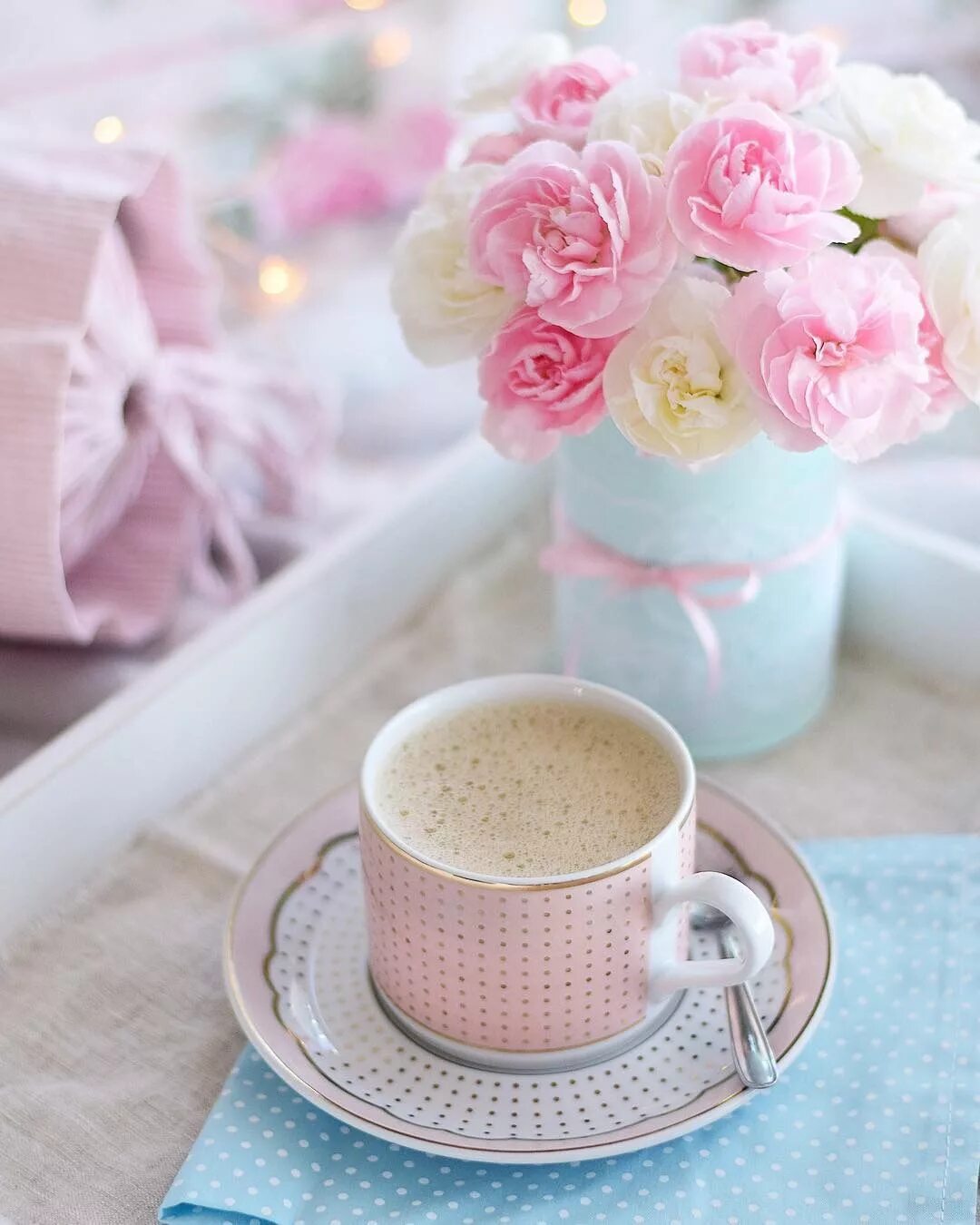 Нежное утро. Нежные утренние цветы. Кофе и цветы. С добрым утром.