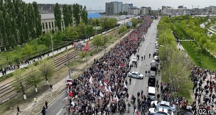 Высота 102.0 волгоград. Бессмертный полк с высоты птичьего полета в Москве. Бессмертный полк с высоты птичьего. Волгоград с высоты птичьего полета. Бессмертный полк с высоты птичьего полета Челябинск.