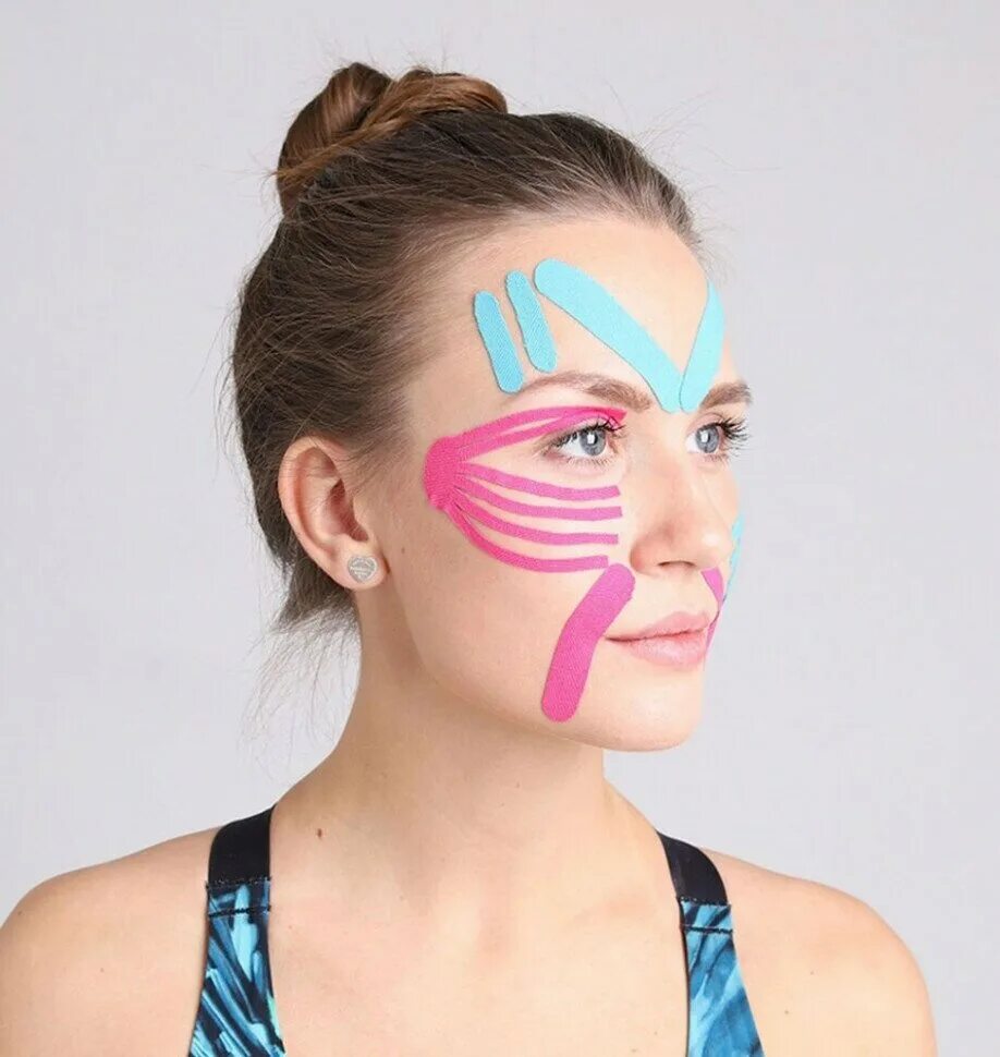 Тейпирование лица для подтяжки. Тейпы для подтяжки лица. Перфорированный тейп для лица bb lymph face™ 7,5 см × 5 м розовый. Наклейки для лифтинга лица. Кинезио тейп для лица bb face tape.