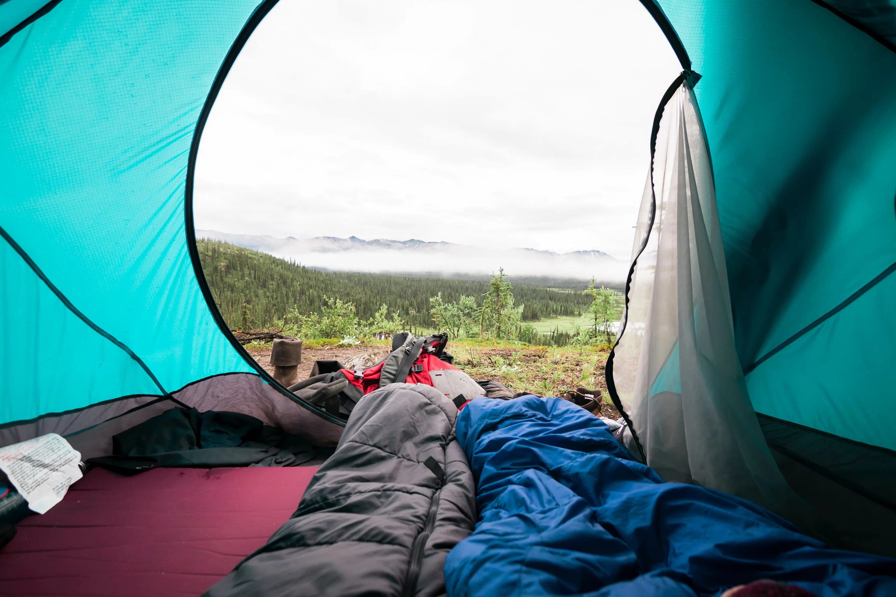 Camp bag. Спальник палатка. Палатка внутри. Ночевка в палатке. Спальный мешок палатка.