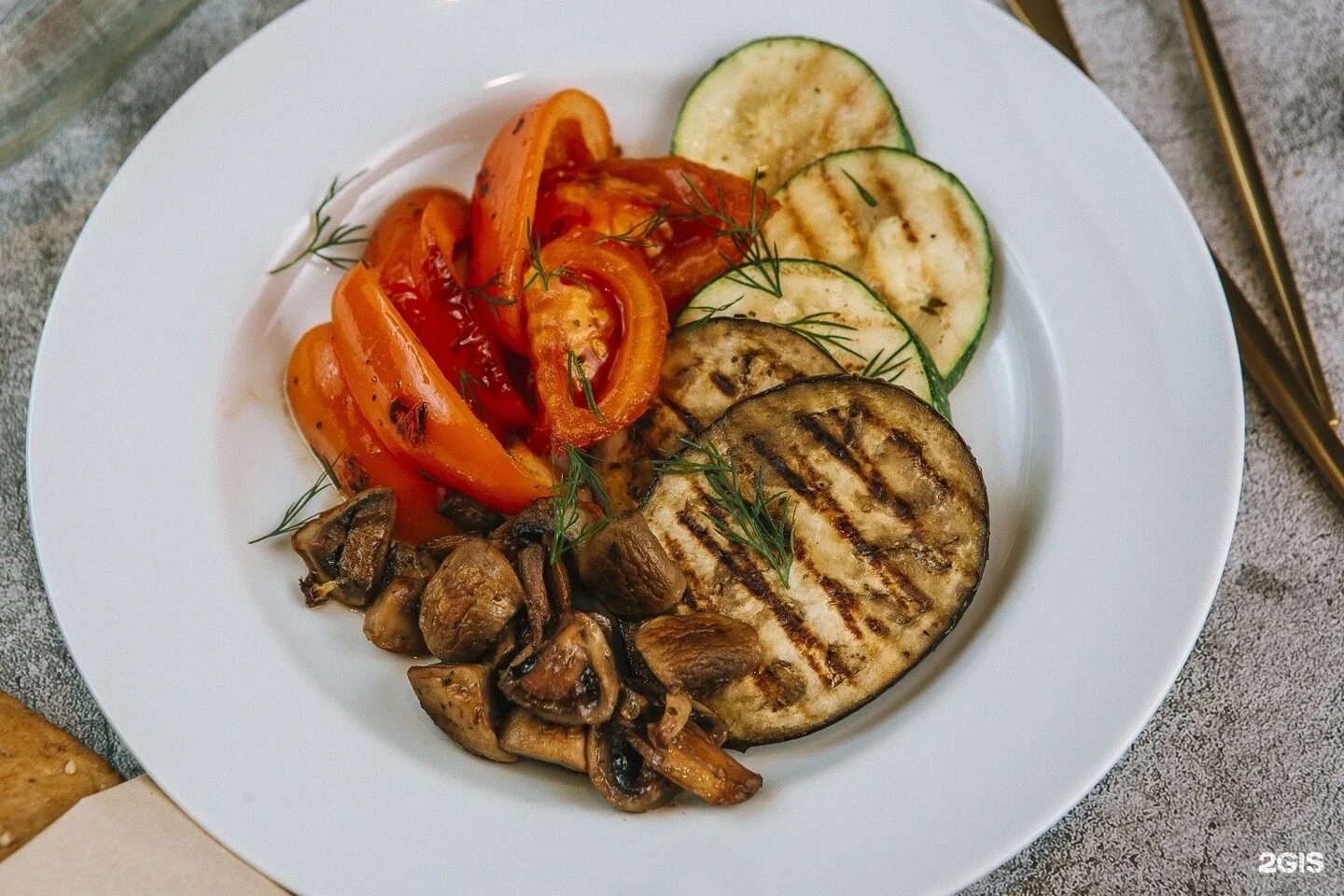 Кафе омлет багет великий новгород. Омлет багет новгород. Яичница в ресторане. Омлет багет новгород. Багет омлет.