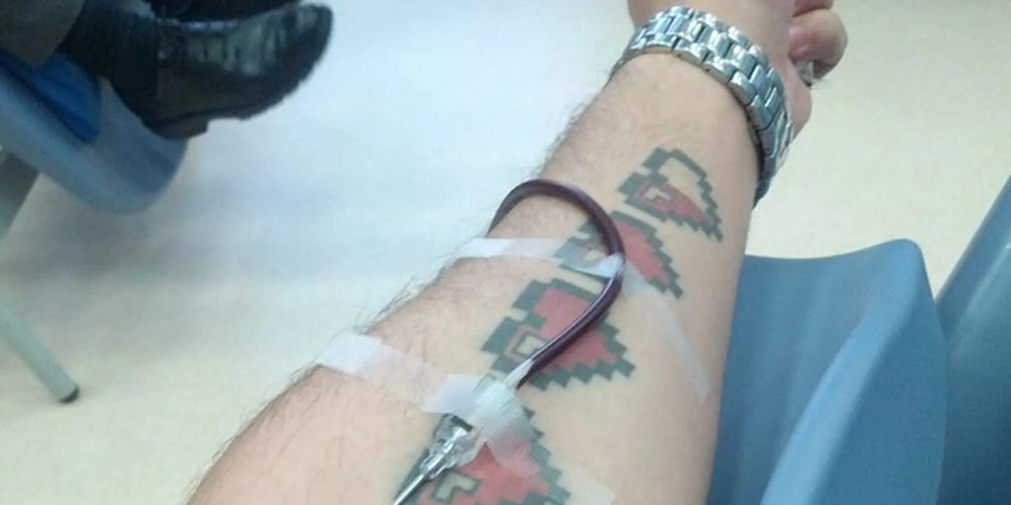 Татуировка пластырь. Татуировка и донация крови. Татуировки доноров крови.