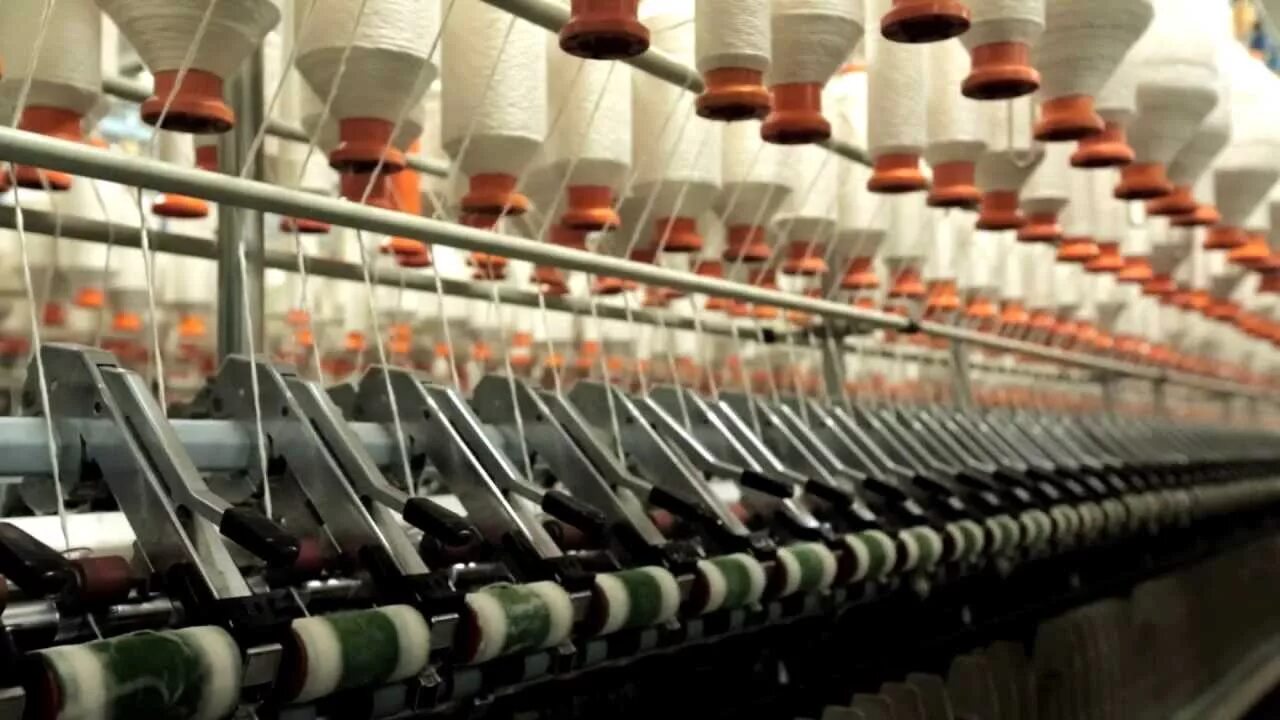 Отрасли промышленности великобритании. Работницы на ткацкой фабрике 19 век англия. Пряжа в ткацком производстве. Текстильная и легкая промышленность. Текстильная промышленность.
