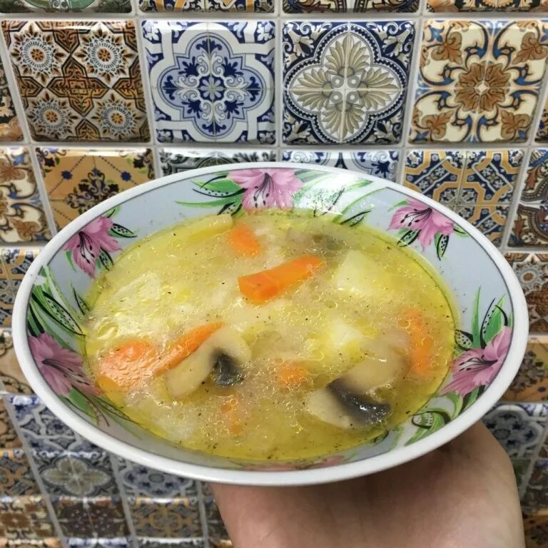 Рисовый суп постный. Рисовый супчик для ребенка. Грибной суп с чипами. Испанский рисовый суп.