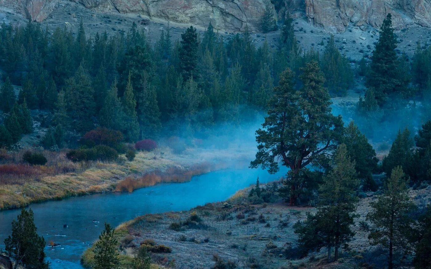 Реки сини. Штат Орегон природа. Орегон леса. Туманный штат Орегон. Пейзажи штата Орегон.