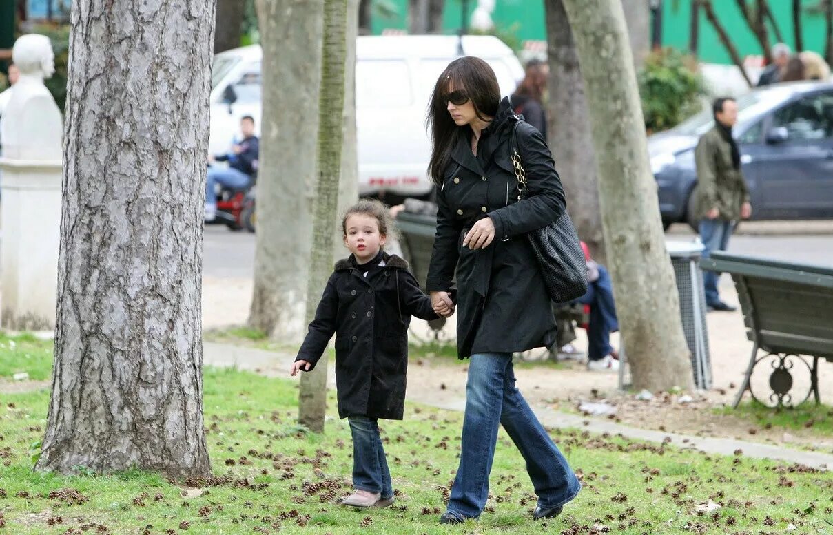 Дети беллуччи. Дети беллуччи. Леони кассель. Дочь моники белуччи. Леони кассель.