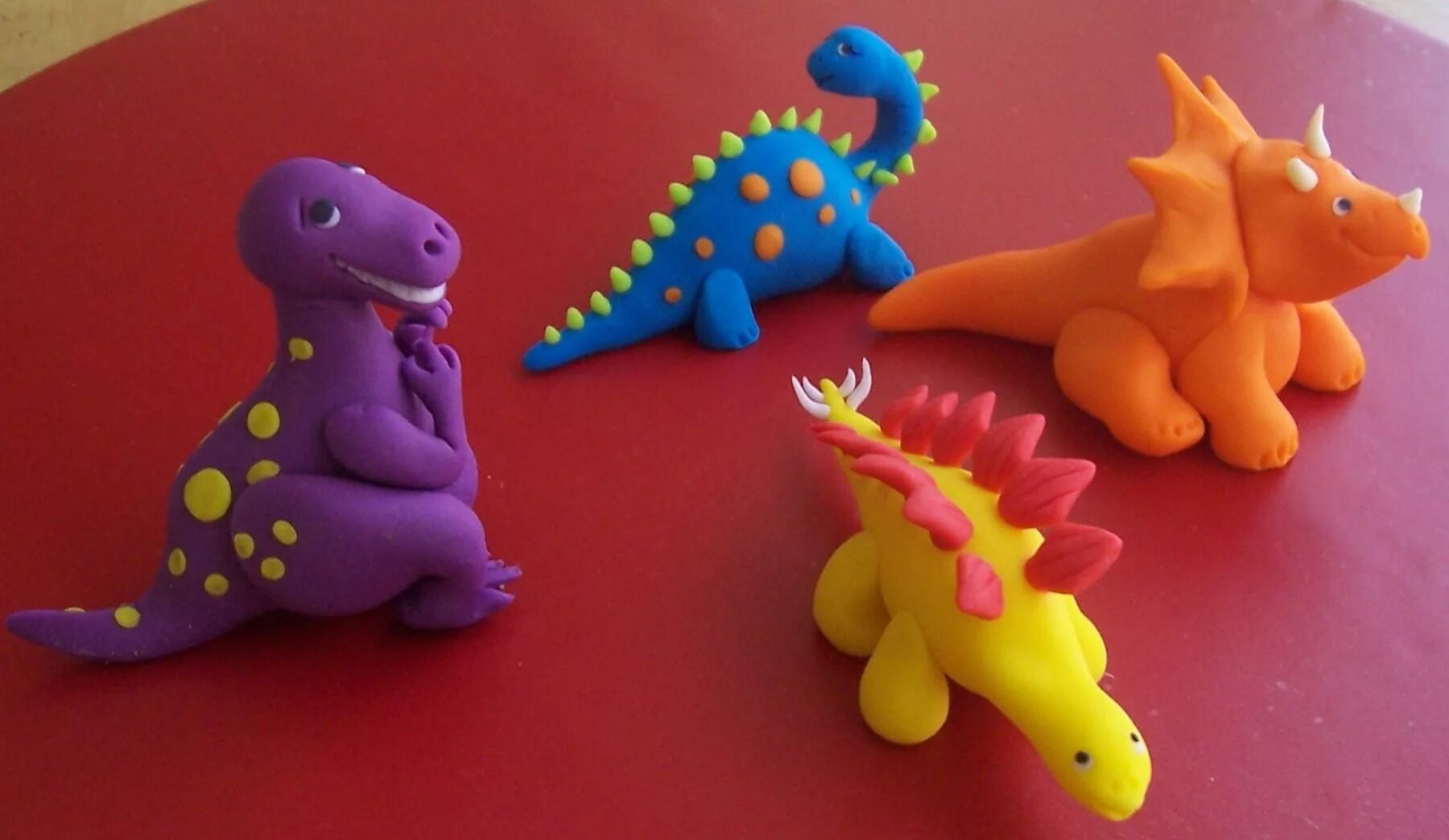 Лепим динозавра. Лепка из пластилина динозавры Тиранозавр. Тирекс динозавр из пластилина для детей 3-4. Динозаврики из легкого пластилина.