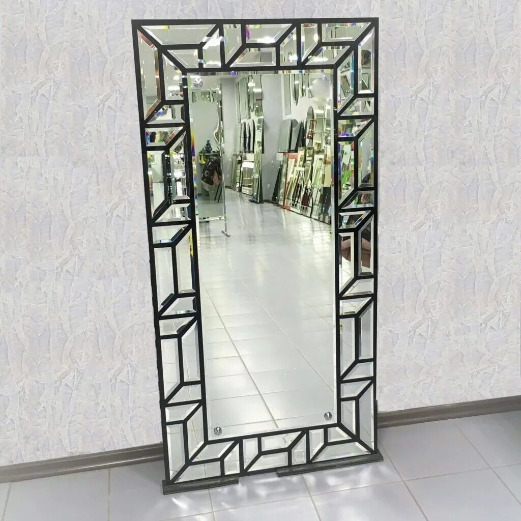 Зеркало. Стеклянное зеркало. Зеркальное панно. Зеркало в бутике.