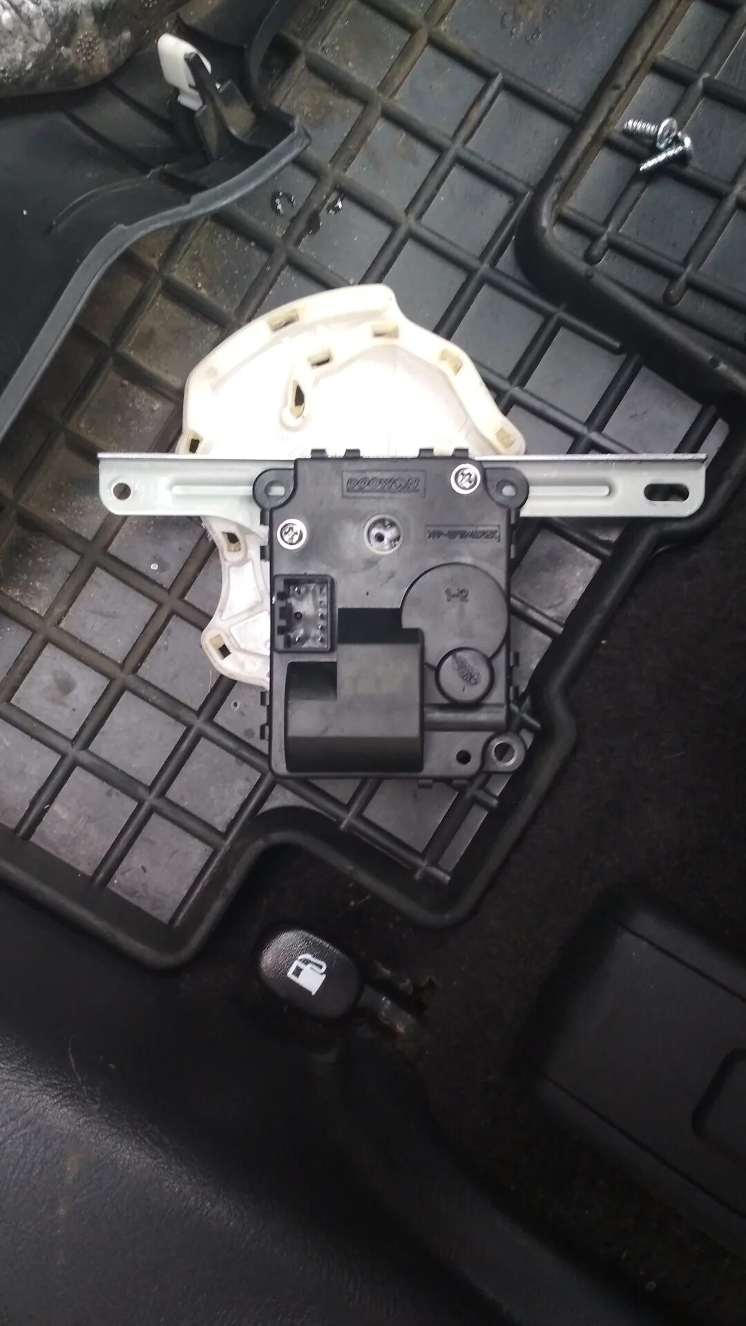 97159-3k000 привод заслонки отопителя салона. Привод заслонки отопителя hyundai. Привод заслонки отопителя magentis 2007. Привод заслонки отопителя hyundai. 97159-1h050.