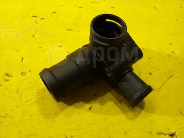 Фланец пассат б5. Фланец охлаждающей жидкости пассат б5 1. Vw b5 фланец охлаждающей жидкости. Фланец системы охлаждения vw passat b3 b6. Фланец охлаждающей жидкости пассат 1.