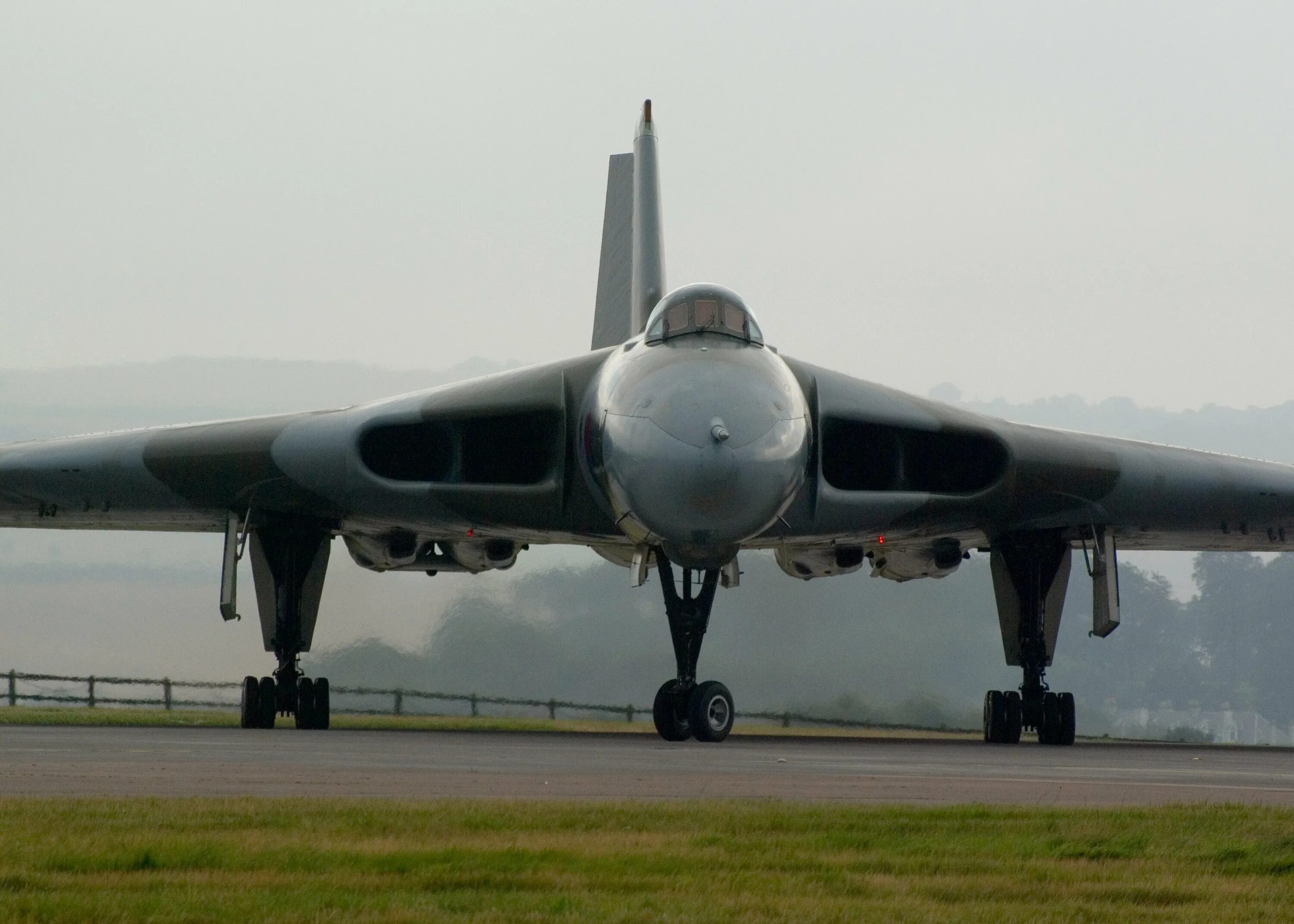 Vulcan xh558. Avro 698. Стратегический бомбардировщик avro vulcan. Бомбардировщик авро вулкан. Самолет avro vulcan b2.