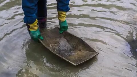 Способ добычи золота в реке