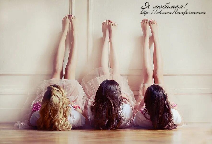 Жить с тремя девушками. Три девушки со спины. Две девушки со спины. Три подруги. Подруги со спины.