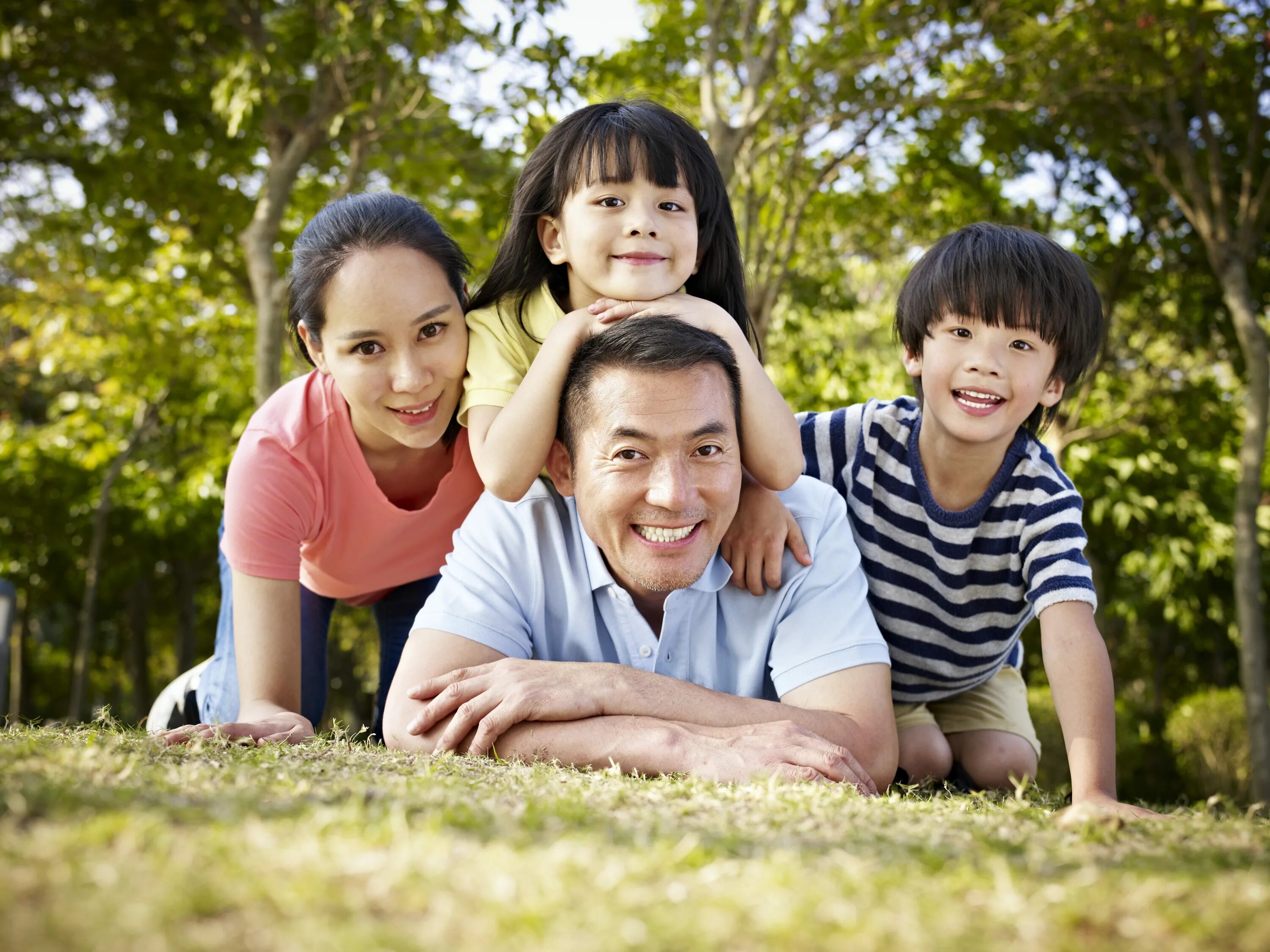 Воспитание разных стран. Семья азиаты. Счастливая азиатская семья. Казахская семья. Счастливый ребенок.