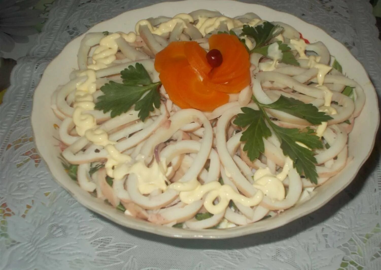 Праздничный салат с кальмарами рецепт. Салат с кальмарами. Украсить салат с кальмарами. Украшение салата из кальмаров. Красиво украсить салат с кальмарами.