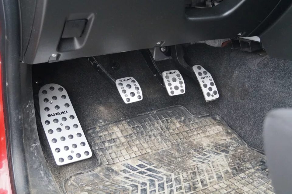 Сузуки sx4 2012 года передний привод автомат накладки на педаль. Сузуки 4x4 на автомате педали. Сузуки витара педали. Алюминиевые накладки на педали каптива акпп. Педаль сцепления сузуки витара 1998.