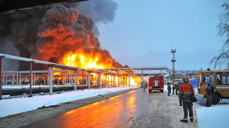 Нарушение правил промышленной. Пожар на РНПК Рязань. Пожар на Рязанском нефтезаводе. Завод Роснефть Рязань. Роснефть Рязань пожарные.