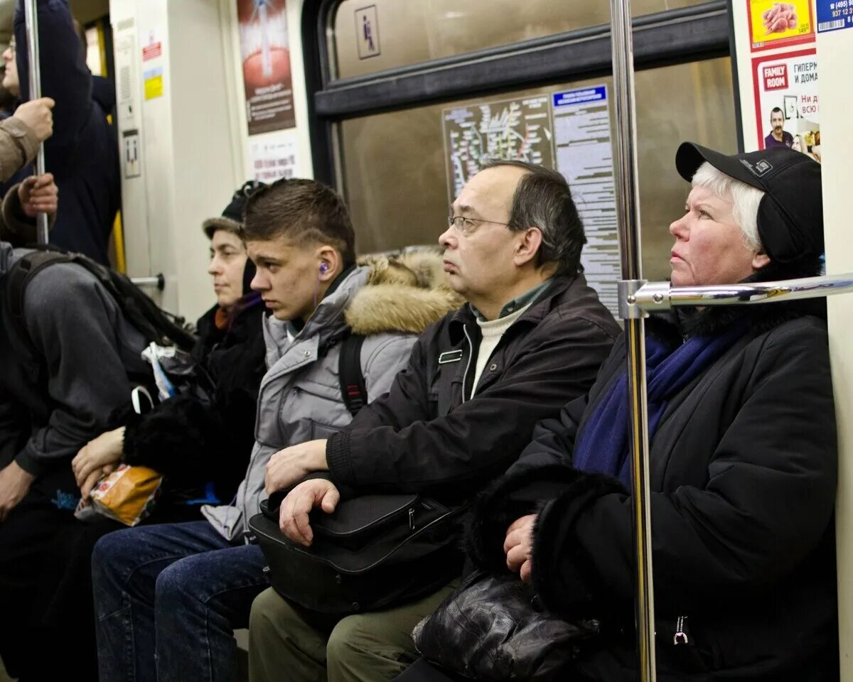Люди в метро. Люди в транспорте. Люди сидят в общественном транспорте. Люди в общественных местах.
