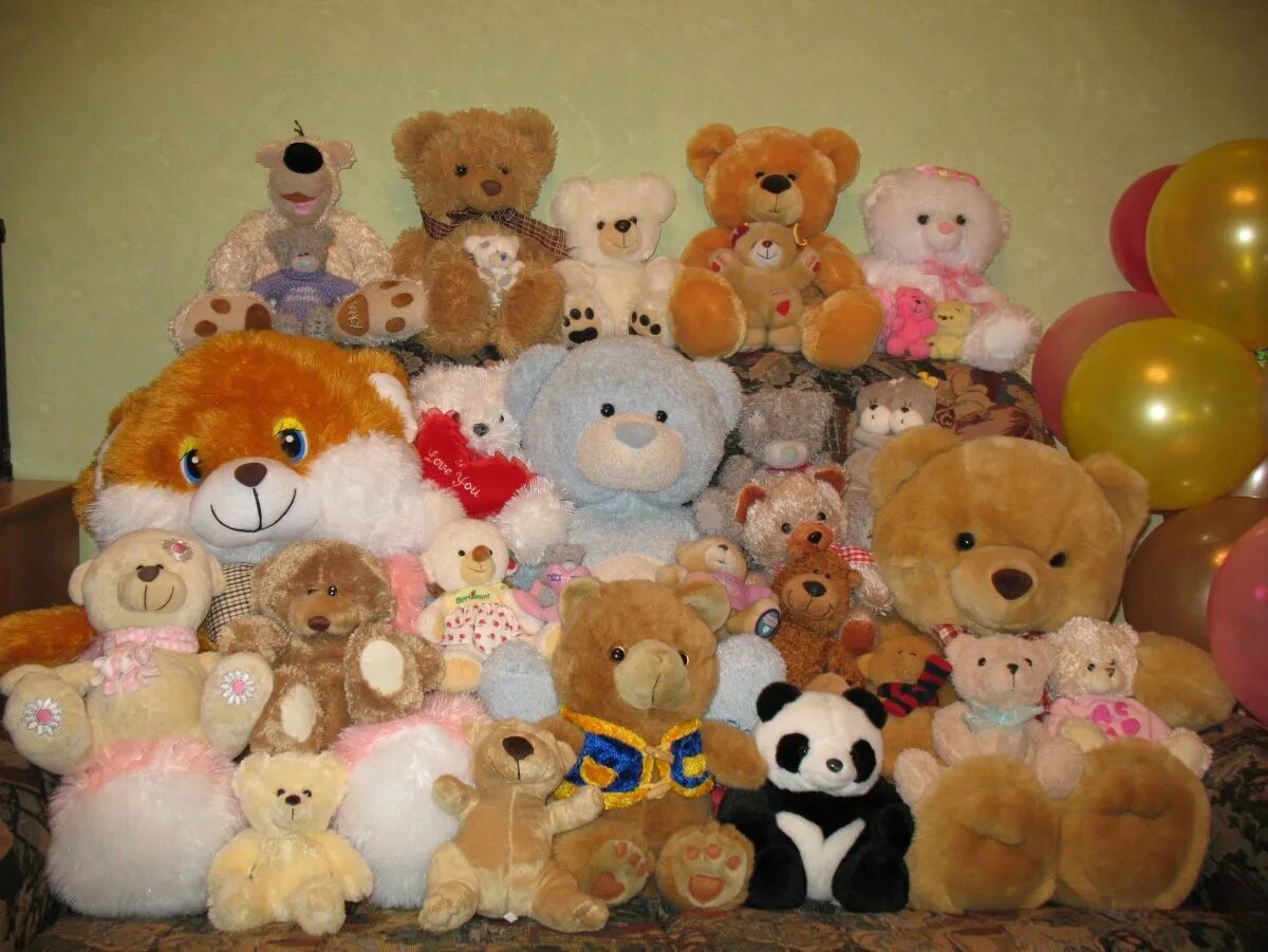 Очень очень много игрушек. Детские игрушки очень много. Много плюшевых мишек. Очень много разных игрушек. Гора игрушек разных.