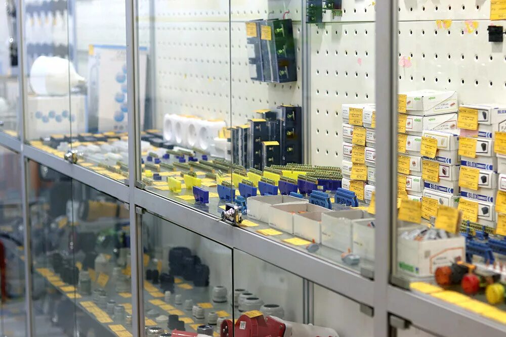 мир электрики вологда. выкладка электротоваров. мир электротоваров. шоу рум мир диодов. стеллаж для электрики.