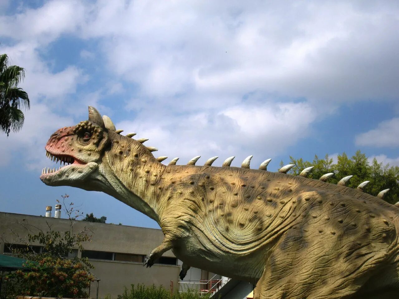 Были ли у динозавров уши. Динозавр с ушами. Hadrosaurus foulkii. Были ли у динозавров уши. Majungasaurus crenatissimus.