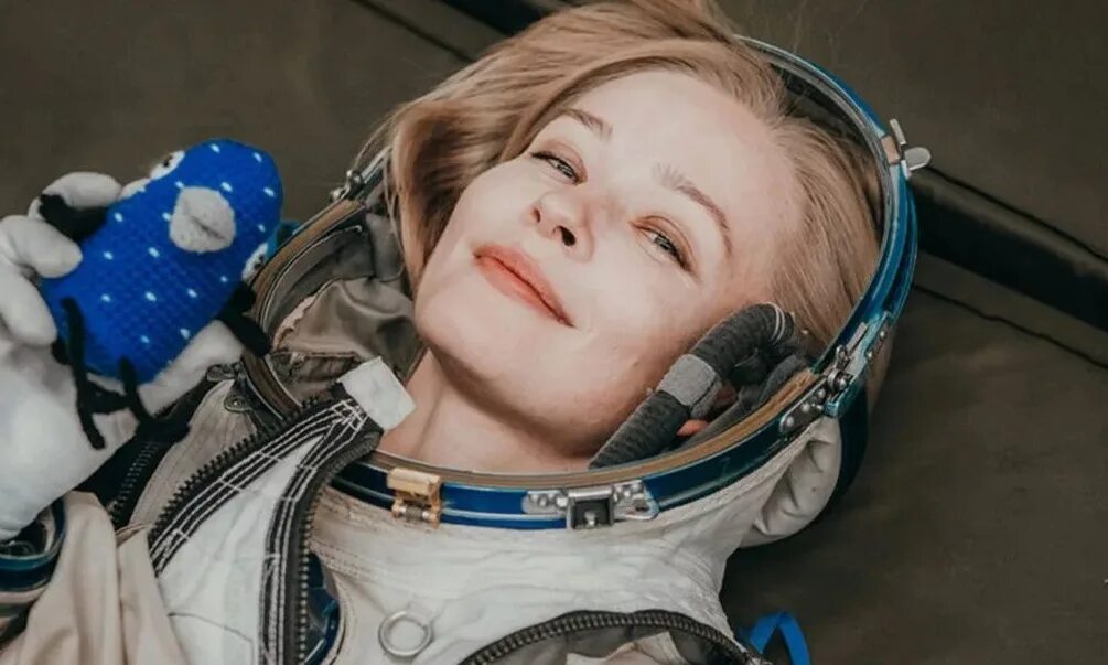 Вызов режиссер. Юлия пересильд в космосе. съемки фильма вызов 2025 в космосе. открытый космос фильм. космонавт в открытом космосе.