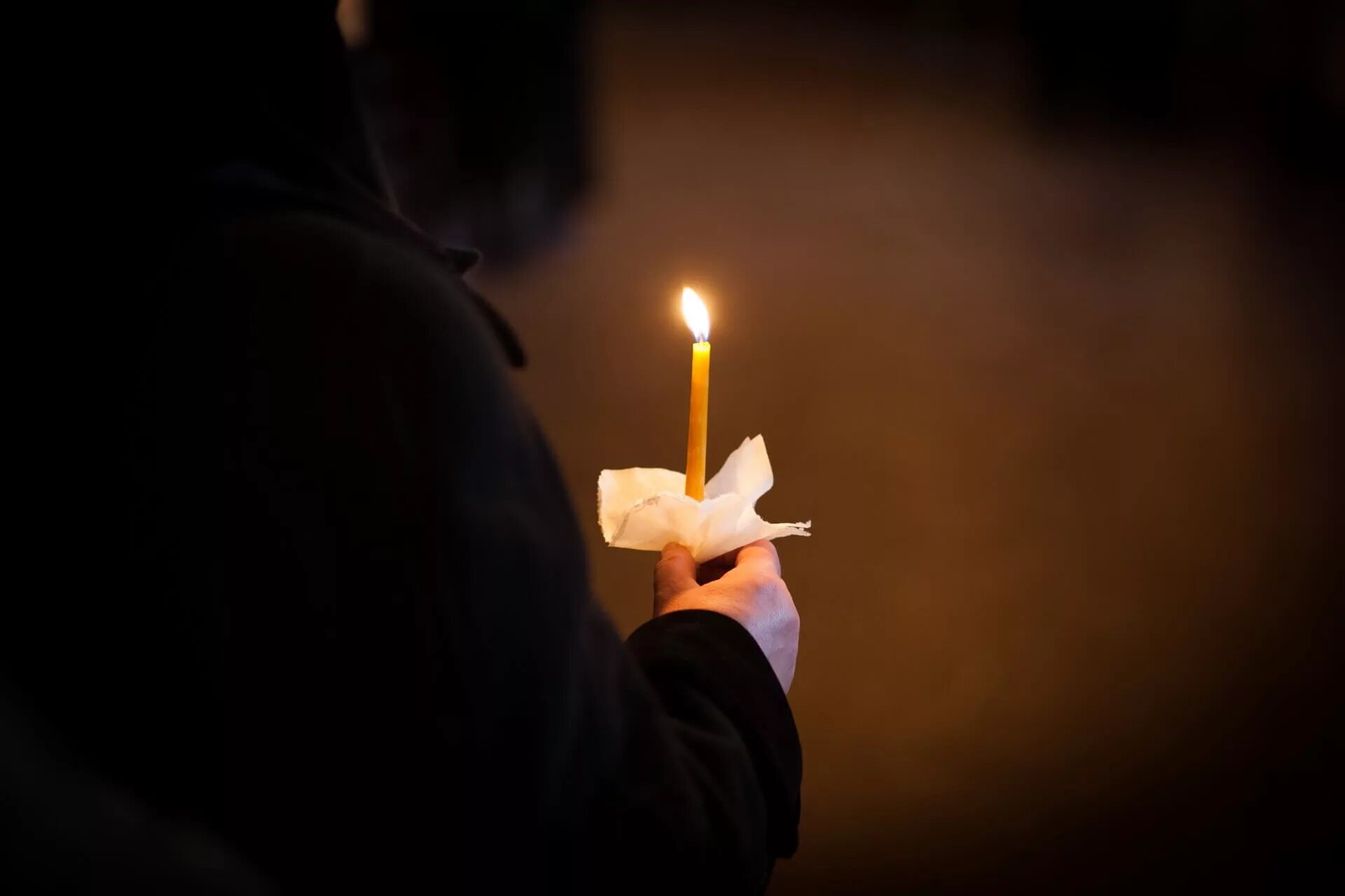 Свеча горит в руке. Рука с церковной свечкой. Свеча в руках. Человек со свечой. Свеча похороны.