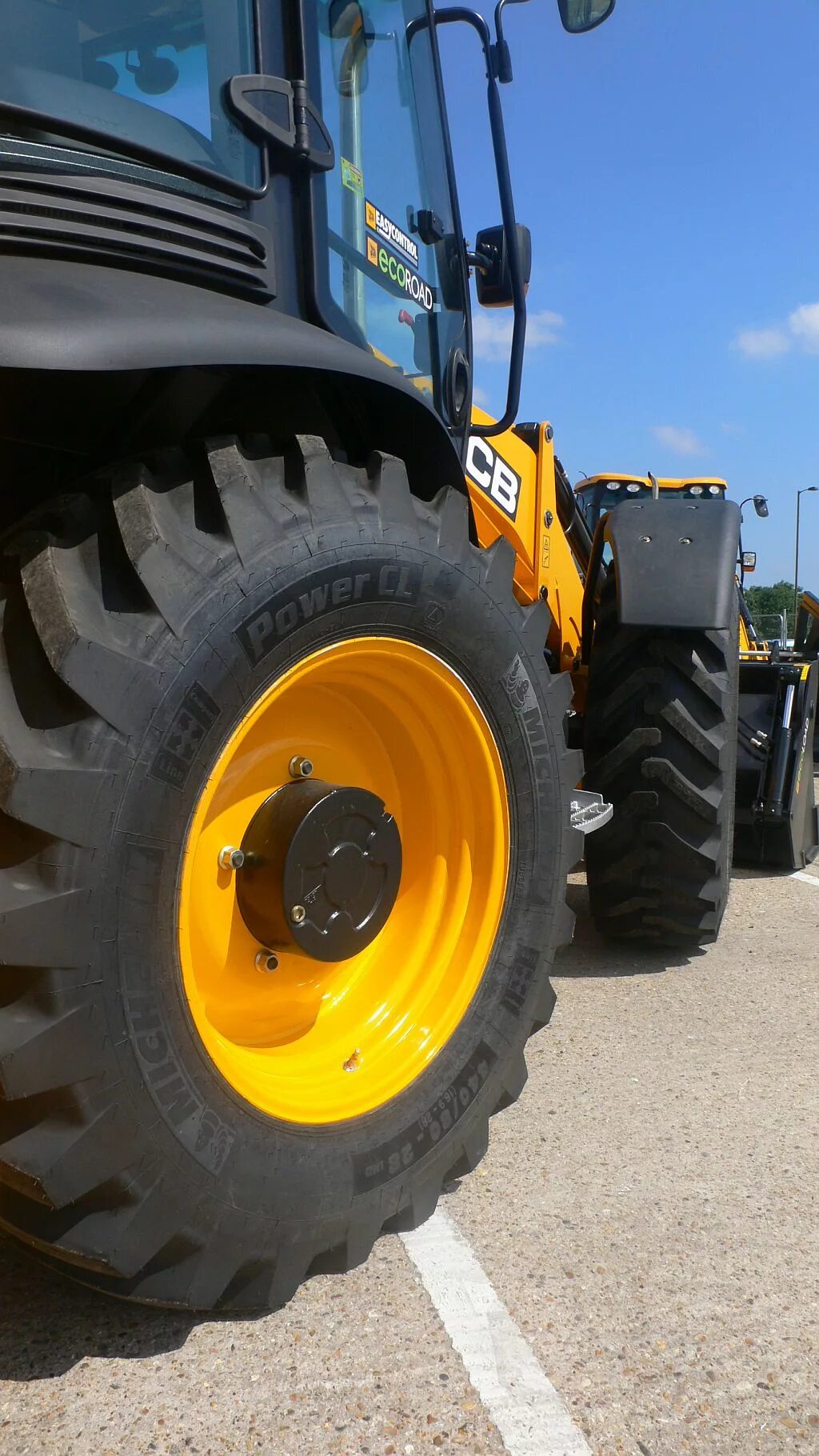 Колеса на JCB 3cx. Шины JCB r28. Резина JCB 440/80/24. Michelin Power CL. Шины для экскаватора