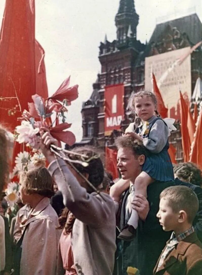 Советские праздники 1 мая. Первомай демонстрация СССР. Первомай на красной площади СССР. Демонстрация 1 мая в СССР. Первомайская демонстрация в Москве, 1960.