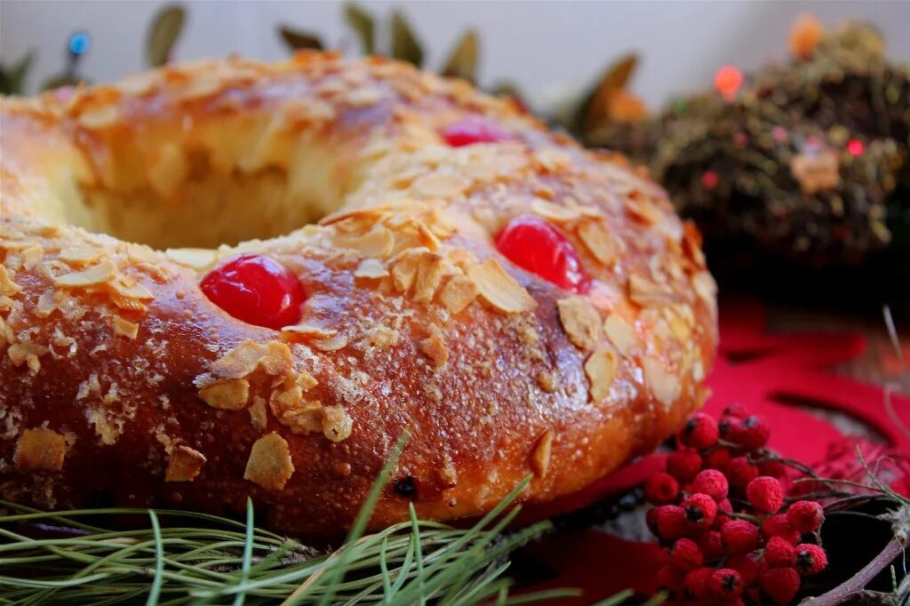 Роскон де рейес рецепт. Калач с маком. Французский новогодний пирог. Праздничный калач у испанцев 6. Роскон де рейес традиция.