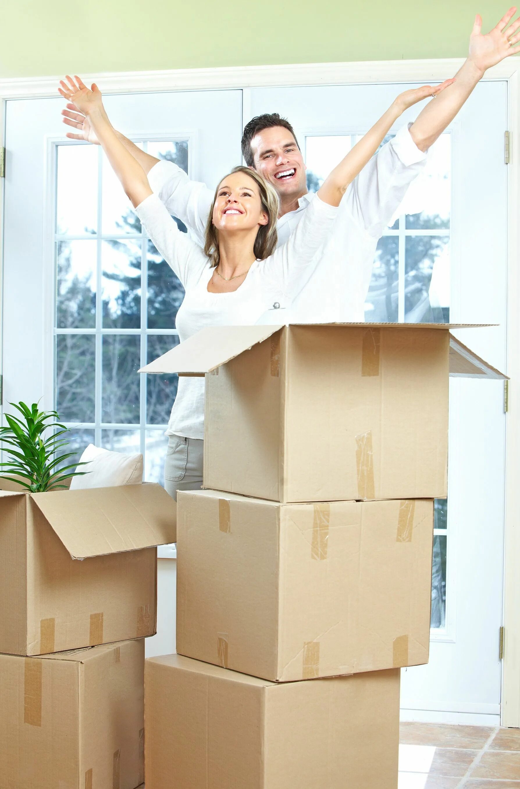 Люди и мебель. Радостные люди в квартире. Переехали в новую квартиру. We moved to a new house. Квартирный переезд.