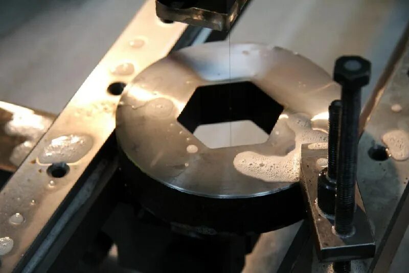 Станок резкой проволокой. Электроэрозионный а403. Электроэрозионный станок dk77. Электроэрозия станок. Dk7745 электроэрозионный проволочно-вырезной станок.