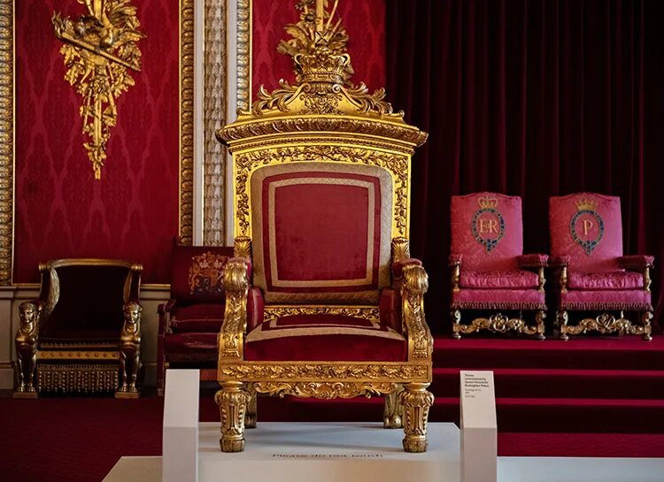 трон короля экберта. трон короля на спектакле. британская королева имеет абсолютную власть. трон павла 1 в оружейной палате. королевский трон референс.