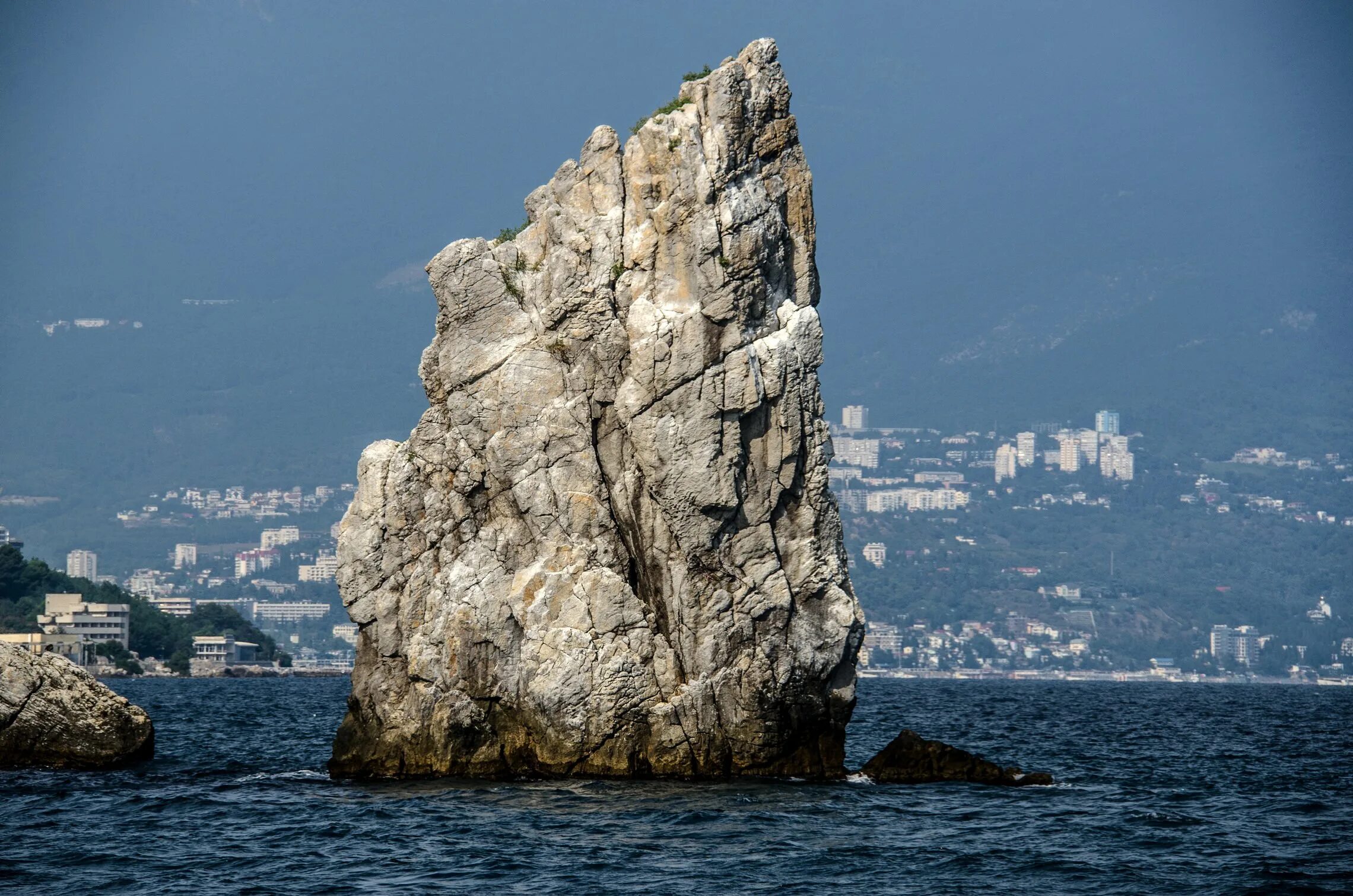 Высота скал в крыму. Скала Парус, Ялта, Крым. Скала Парус Крым. Скала Парус Гаспра. Скала Парус Гурзуф.