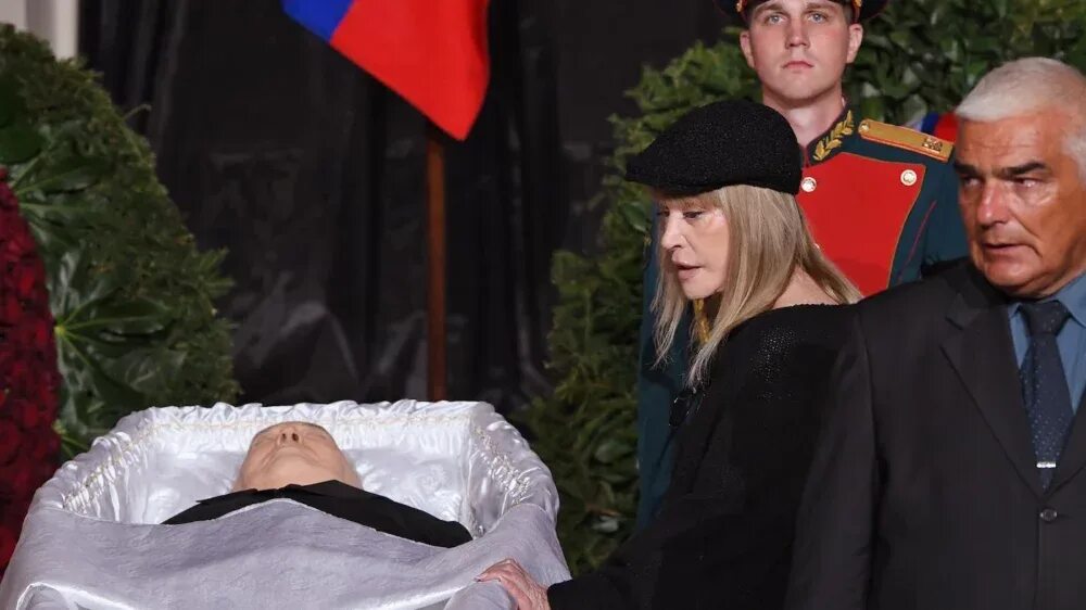 Похоронила двух мужей. Пугачева на похоронах горьачквв. Пугачева на похоронах Горбачева.