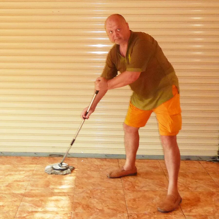 девушка убирается. собака на ламинате. мотивация мою полы. к чему снится чисто вымытый пол в доме. мытье паркета.