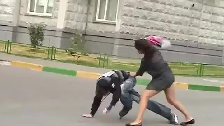 Видео где людей зажали в углу