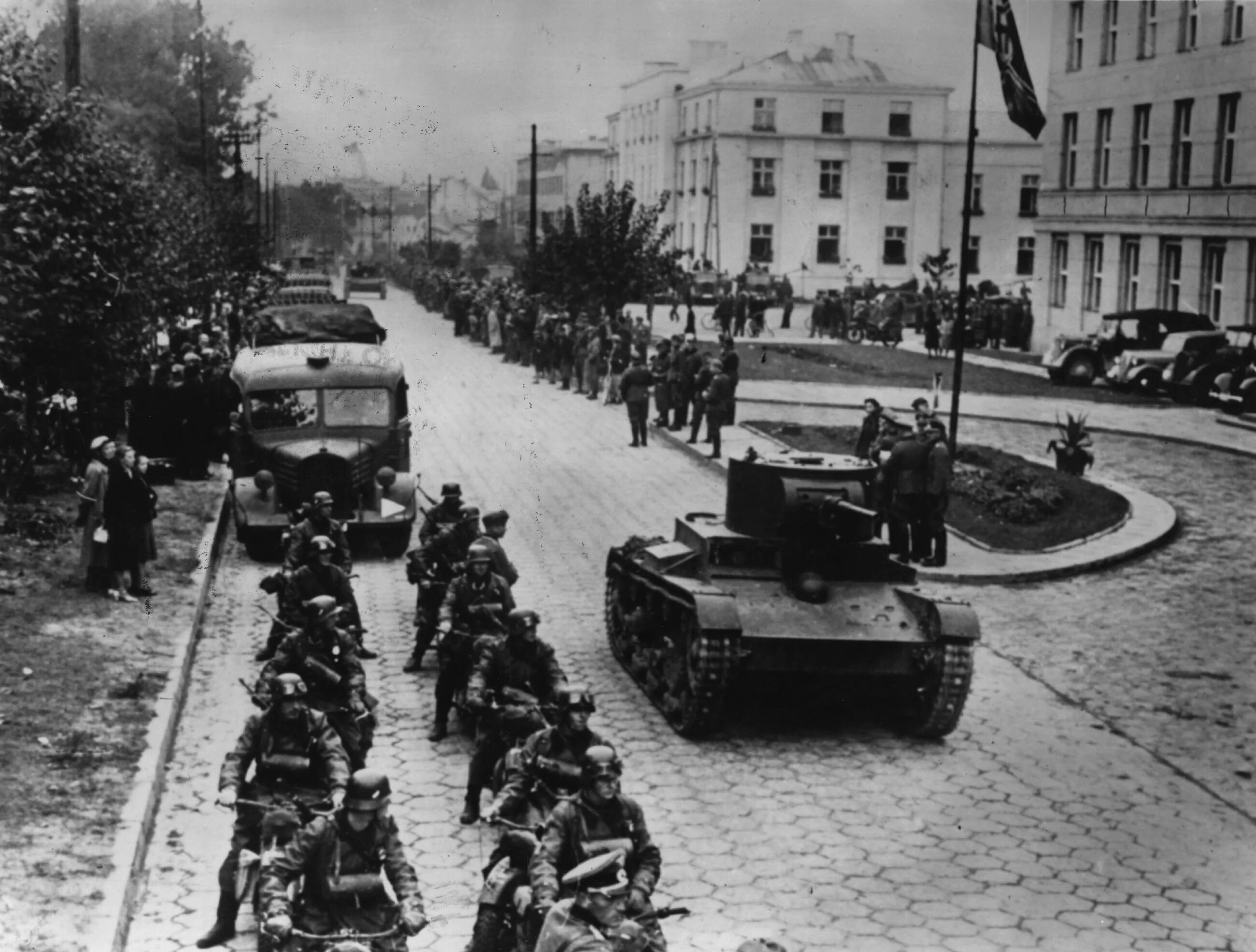 Парад советских и немецких. Парад вермахта и ркка в бресте 1939. совместный парад вермахта и ркка в бресте. брест литовск парад 1939. советско-немецкий парад в бресте 1939 года.