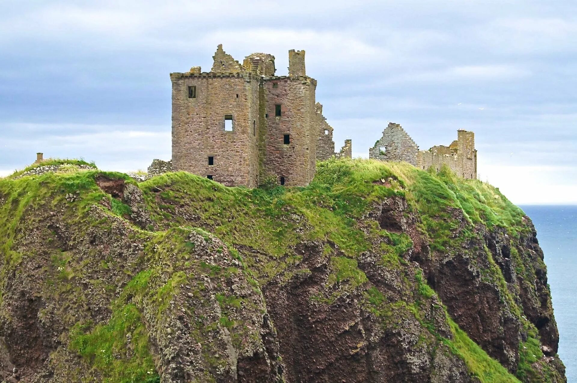Castle 7 5. Замки тамплиеров в испании. Часовня под чердаком замок дадли. Норманнский замок. Замок данноттар шотландия.