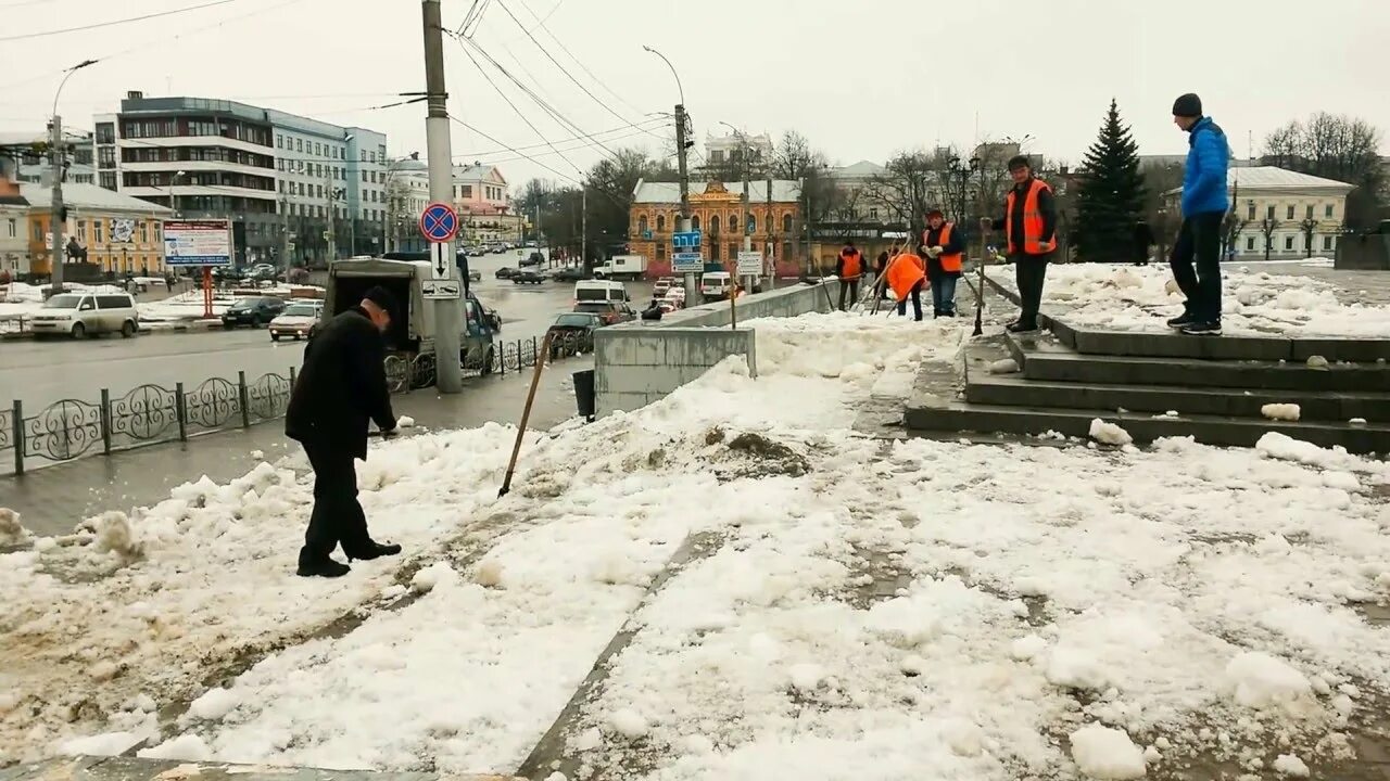 Иваново снег площадь революции. Негр убирает снег. Убрать сугробы. Иваново 30 апреля