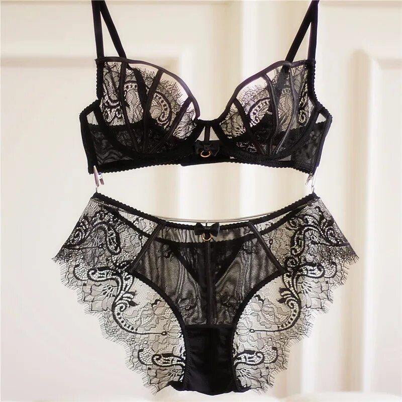 Lace lingerie. Инсити белье нижнее черное кружево. Комплект Нижнего белья черный. Нижнее белье черное с кружевом. Чёрное кружевное бельё женское.