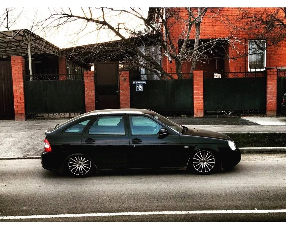 Приора r16 спорт. Приора персей хэтчбек на 16. Приора на дисках гранта спорт r16. Диски спорт на приору. Диски спорт на приору.