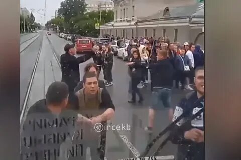 Толпой накинулись на 16 летнего мальчика