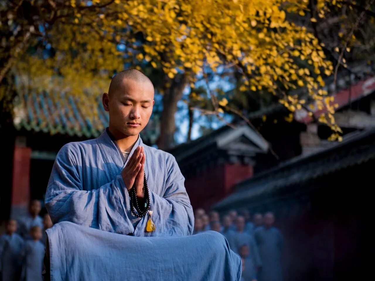 Буддисты Шаолинь. Китайский монах Шаолинь. Тибет монастырь Шаолинь. Монах медитирует
