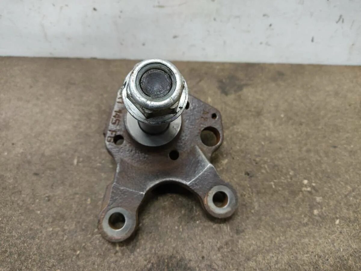 Поворотная цапфа. Цапфа рено. Цапфа рено. Задняя цапфа рено сценик 1. Цапфа рено логан 1.