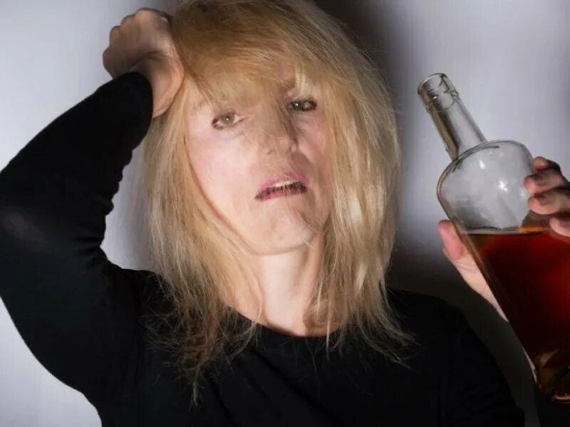 Признаки пьющей женщины. Алкоголизм. Пьющие женщины.